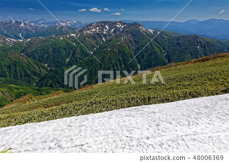 谷川山·Mogura dake的雪嶺和朝日山的景色 谷川山·Mogura dake的雪嶺和朝日山的景色 48006369
