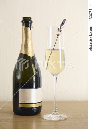 Glasses of  champagne decorated with lavender 48007144