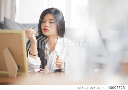 化妝女性 化妝女性 48008523