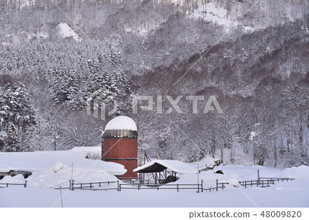 在冬天，當大雪在北海道的Yukumo町落下時，拍攝與筒倉的風景 48009820