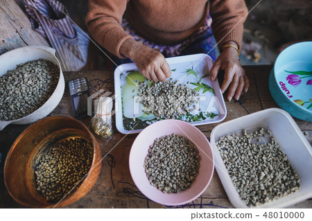coffee Raw coffee beans Dried coffee People are so 48010000