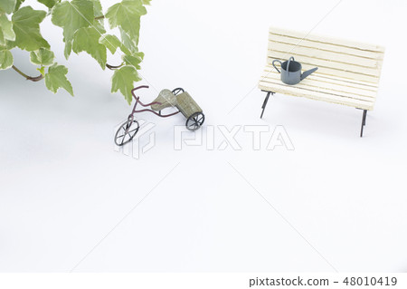 Ivy and a tricycle, a white bench and a rainbow dew (white back) 48010419