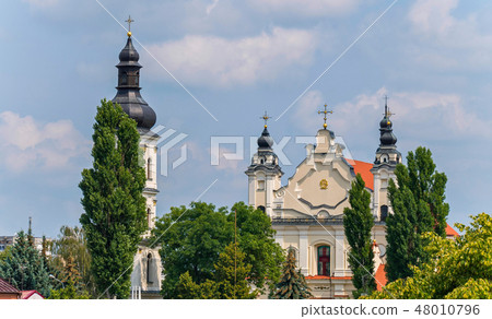 Beautiful tops of churches with dark domes and gil 48010796