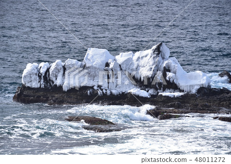 Photograph the landscape of the reef with ice on the coast of Otobe town in Hokkaido in winter 48011272
