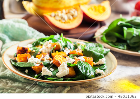 Roasted pumpkin salad with spinach and nuts 48011362