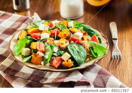 Roasted pumpkin salad with spinach 48011367
