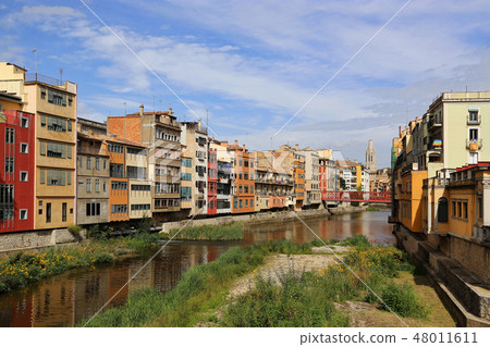 Colorful houses and bridge on river in Girona Colorful houses and bridge on river in Girona 48011611
