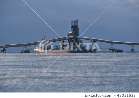 Shooting the scenery of a cargo ship that unloads cement factories in the atmosphere of Hokkaido in Hokkaido in winter 48011632