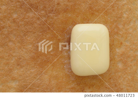 Toast and butter 48011723