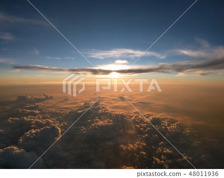 在雲層之上 48011936