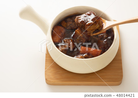 Beef stew in stew pot 48014421