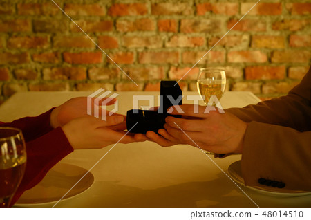 Lifestyle couple 48014510