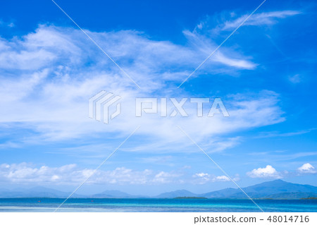 海洋海面山靛藍白雲天空天空自然景觀天際線海洋天際線旅遊 海洋海面山靛藍白雲天空天空自然景觀天際線海洋天際線旅遊 48014716