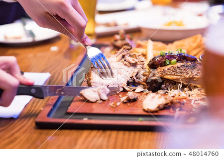 現有的豪華小河牛呼吸呼氣。開朗熱情的條款暫時浪漫晚餐。使用劍Wakako Karateki肉。 48014760