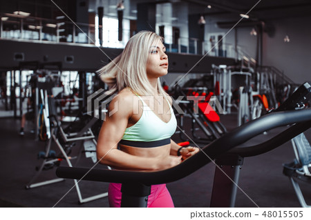 woman on the treadmill 48015505