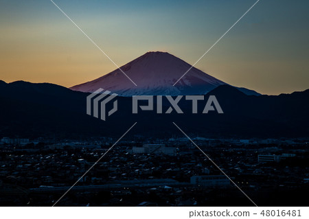 在箱根山頂設置的日落照亮了富士山 在箱根山頂設置的日落照亮了富士山 48016481
