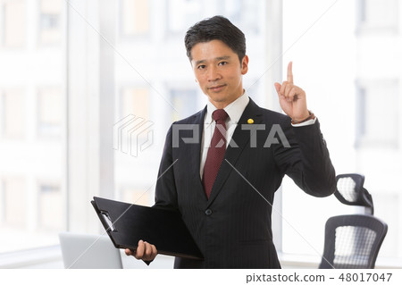 律師中間男 48017047