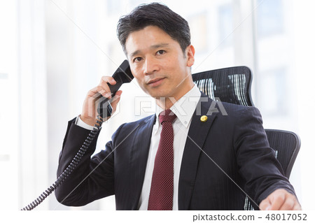 律師中間男 48017052