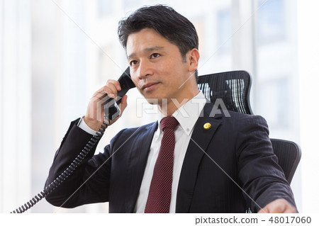 律師中間男 48017060