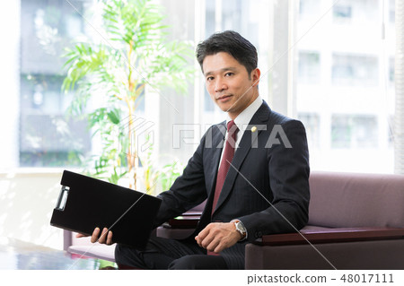 律師中間男 48017111