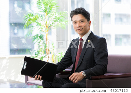 律師中間男 48017113