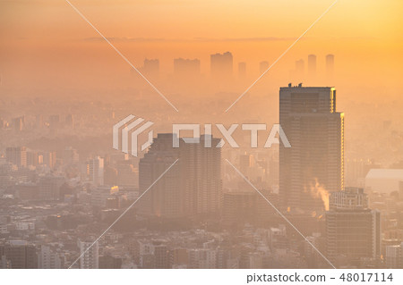 “東京都市區”下雨·東京的夜景包裹在霧“惠比壽地區·武藏小杉的高層公寓小組” 48017114