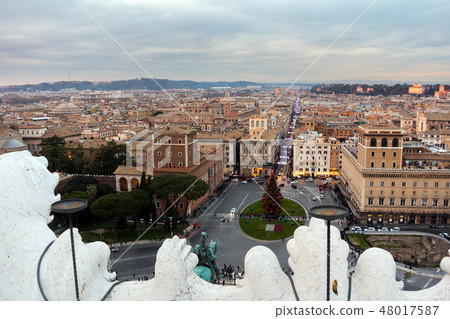 Colosseum and street traffic, Italy, Roma 48017587