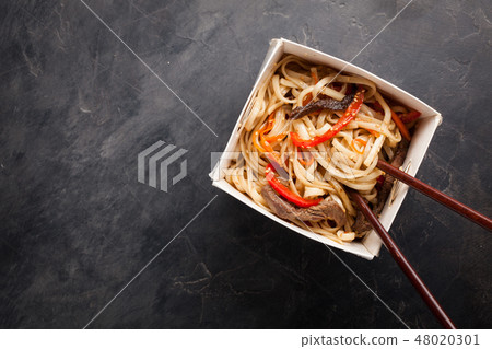 noodles in a box with vegetables and beef. 48020301