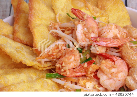 Pad Thai with prawn and crisy wonton,bean sprouts. Pad Thai with prawn and crisy wonton,bean sprouts. 48020744