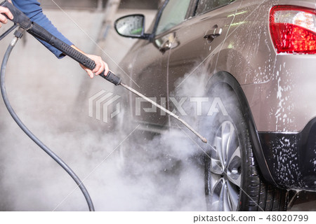 Manual car wash with pressurized water in car wash outside. 48020799