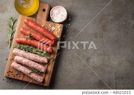 Assorted fresh raw sausages. 48021015