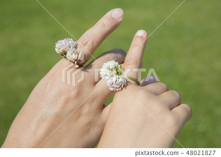 做三葉草的父母孩子手圓環 48021827