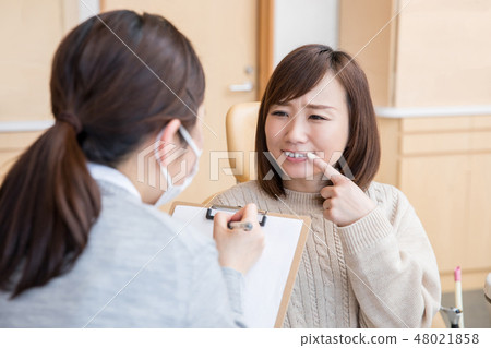 A woman to see a decayed tooth A woman to see a decayed tooth 48021858