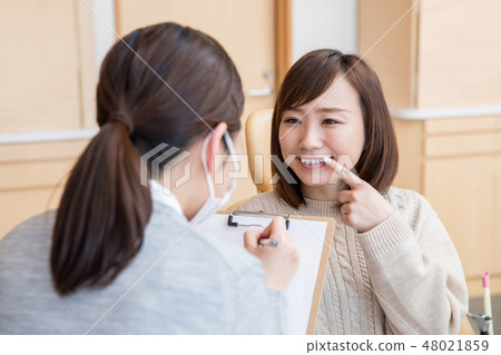 看見牙的一名婦女 48021859