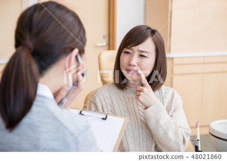 一個女人看到蛀牙 一個女人看到蛀牙 48021860