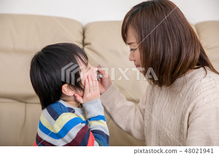 A boy who dislikes tooth brushing 48021941