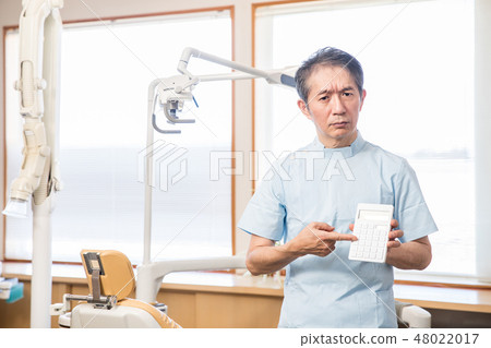 指向計算器的牙醫 48022017