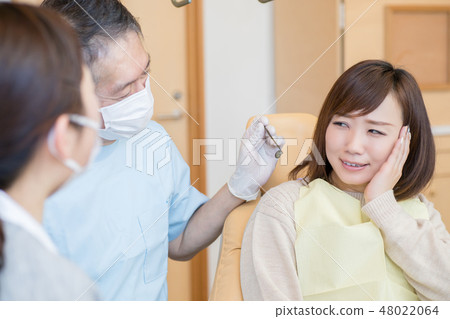 一個腐朽的女人來到牙醫 48022064