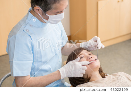 一位來到牙醫的女士 一位來到牙醫的女士 48022199