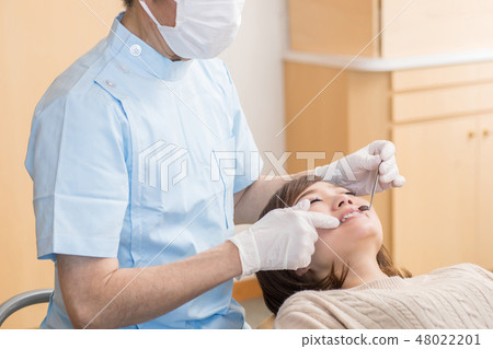 一位來到牙醫的女士 48022201