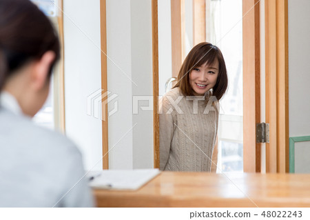 一個女人從門口出來 48022243