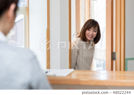 A woman coming from the door 48022244