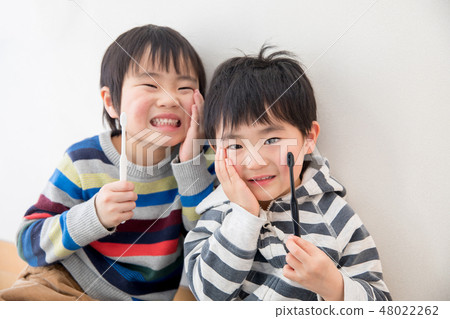 兄弟抱著牙齒 兄弟抱著牙齒 48022262
