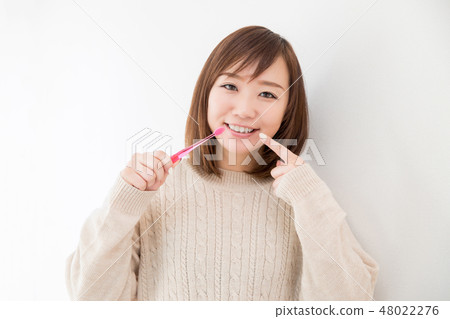 Women who brush your teeth Women who brush your teeth 48022276