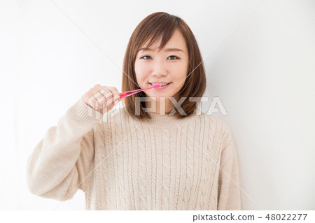 刷牙的女人 48022277