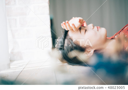 A red one-piece lady lying on the floor 48023005