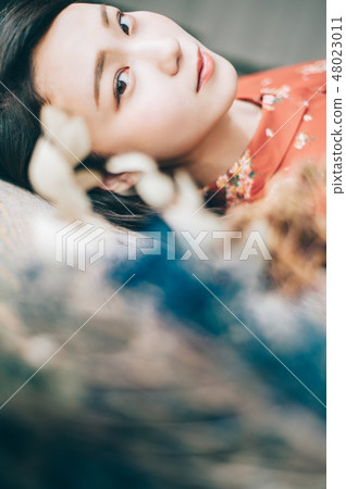 A red one-piece lady lying on the floor 48023011