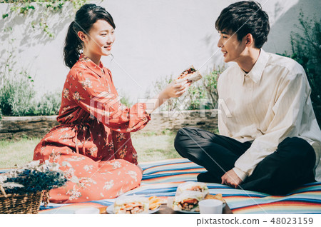 Male and female playing picnics in the garden 48023159