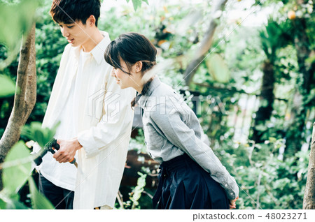 Men and women watering in the garden 48023271