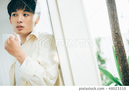 看窗外的一個人通過玻璃 48023310